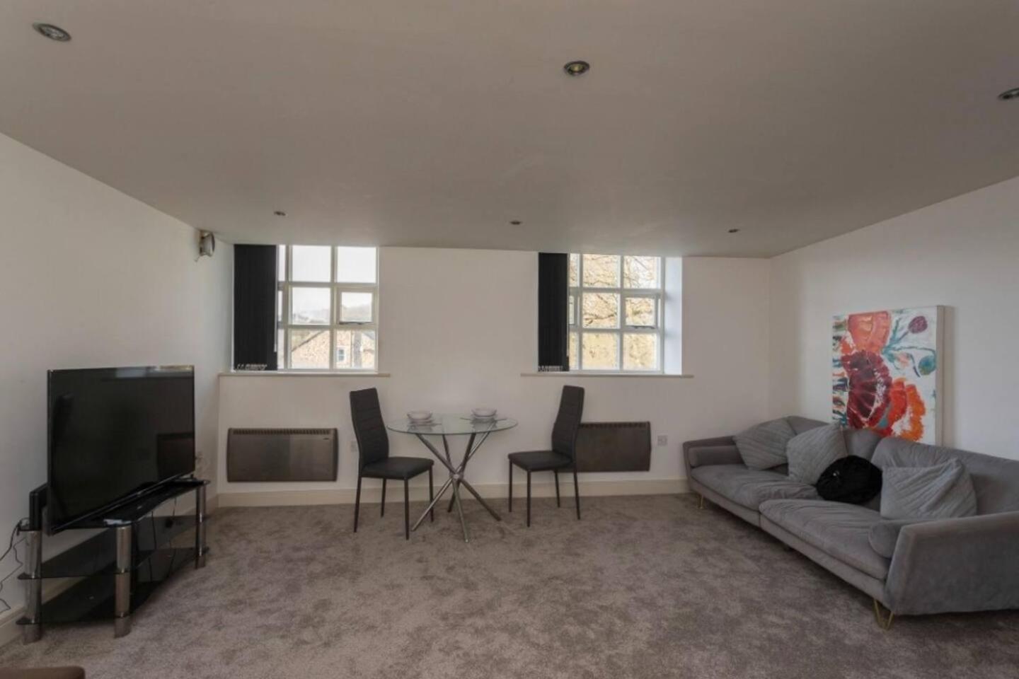 Lovely 1 Bedroom Apartment With Free Parking & Gym Kirkburton Exterior foto